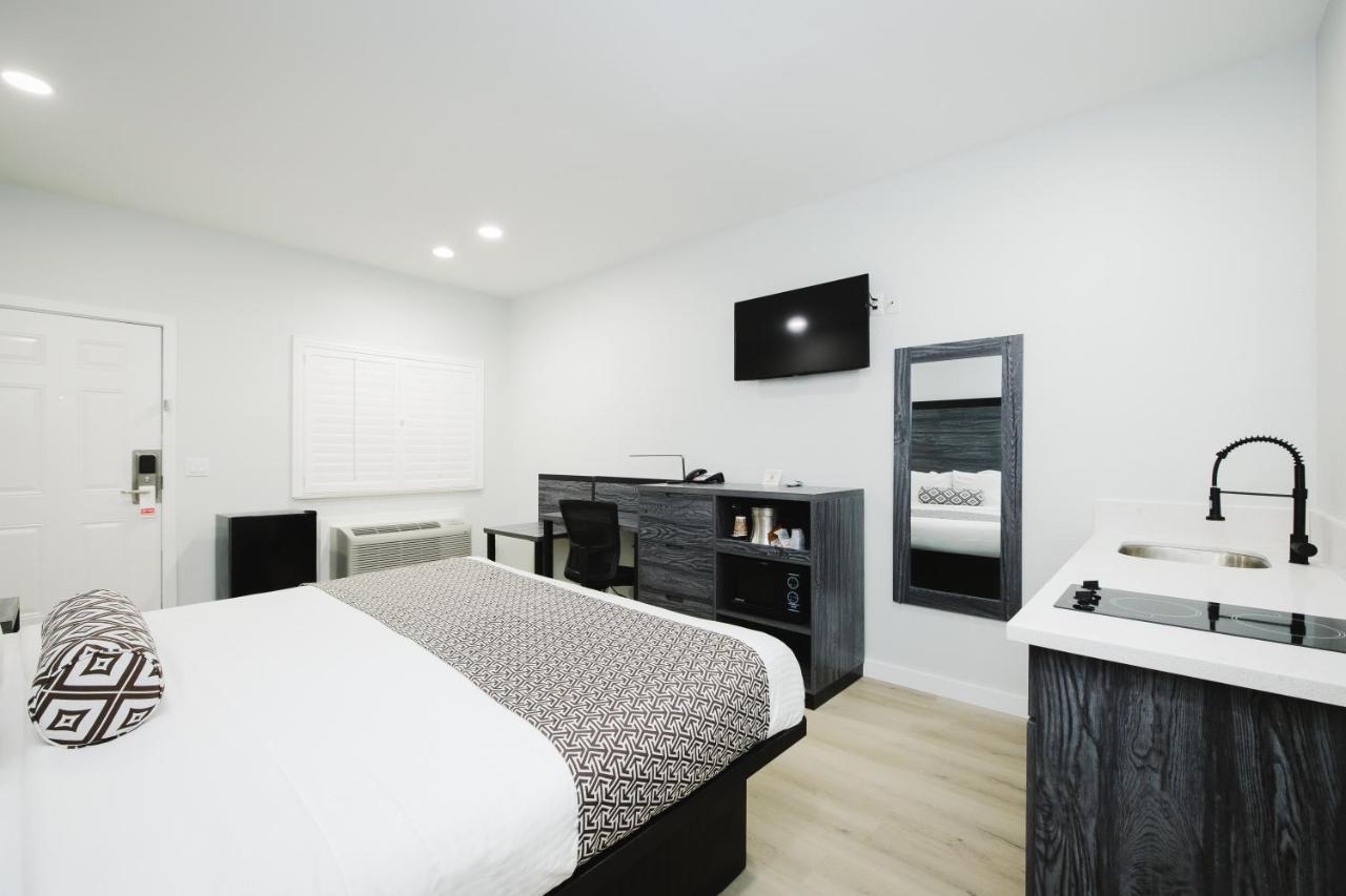 Sapphire Inn & Suites Deer Park Buitenkant foto