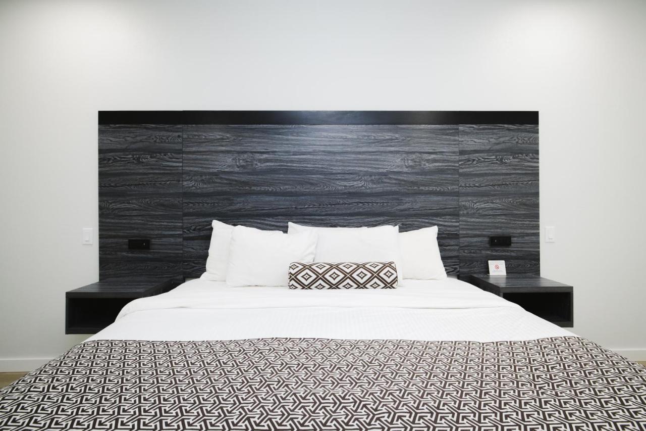 Sapphire Inn & Suites Deer Park Buitenkant foto