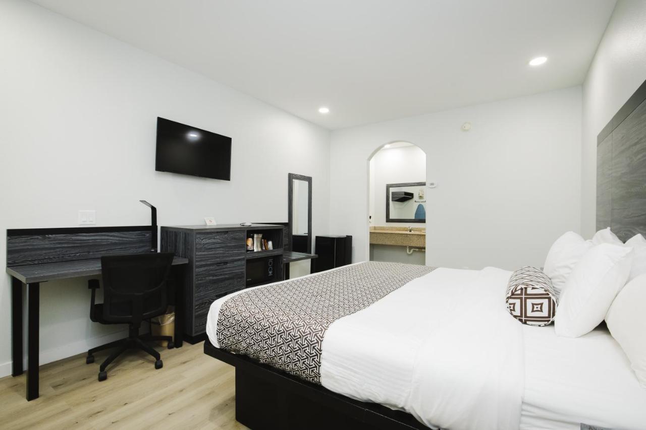 Sapphire Inn & Suites Deer Park Buitenkant foto