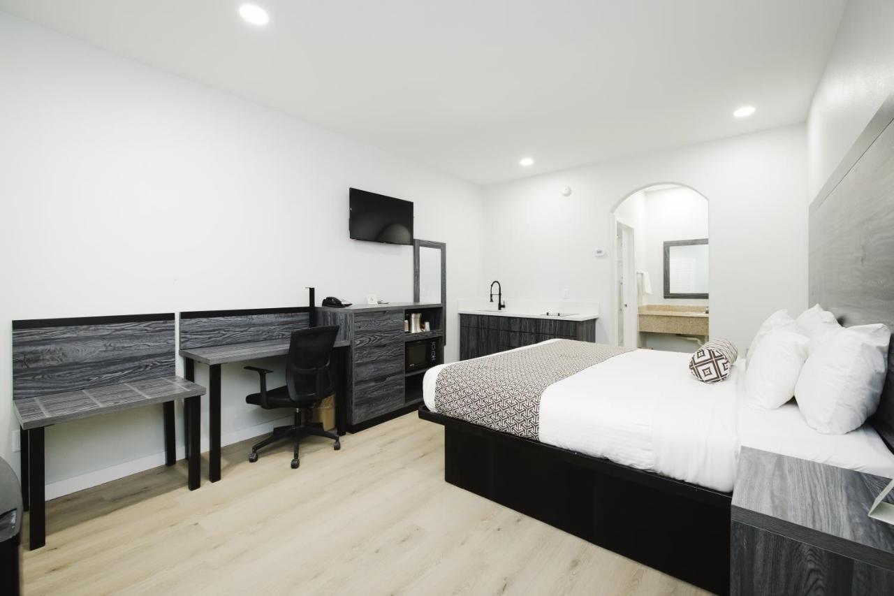 Sapphire Inn & Suites Deer Park Buitenkant foto