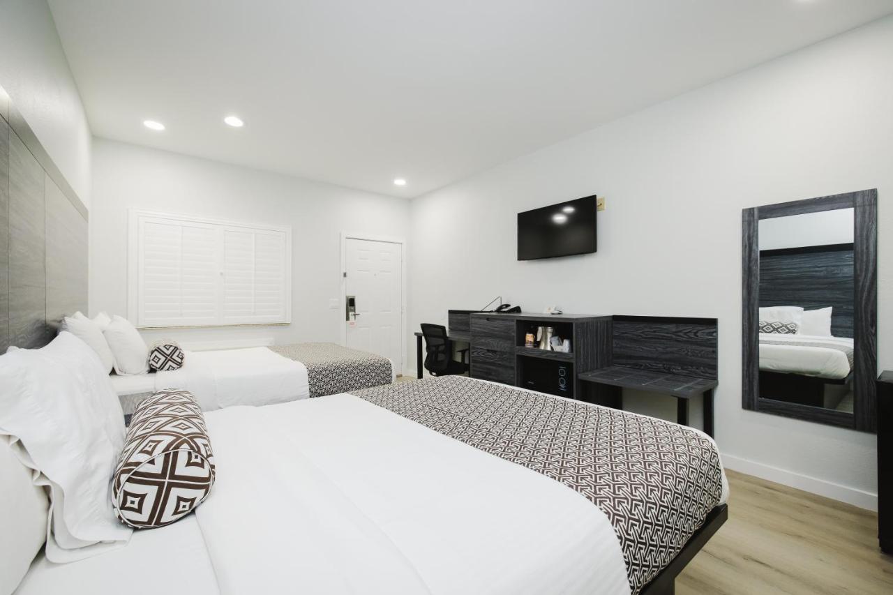 Sapphire Inn & Suites Deer Park Buitenkant foto