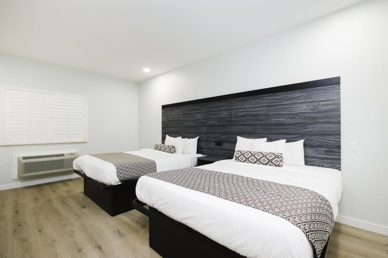 Sapphire Inn & Suites Deer Park Buitenkant foto