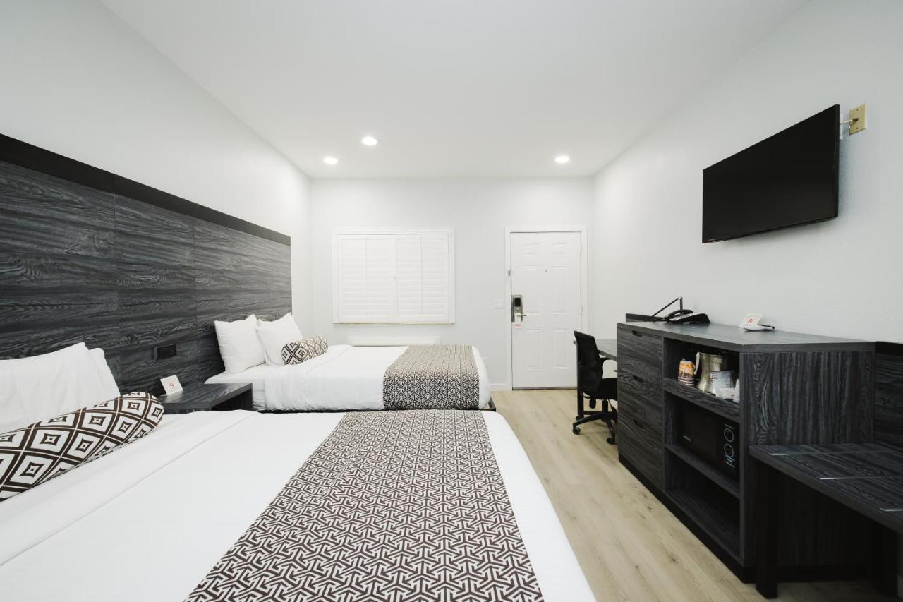 Sapphire Inn & Suites Deer Park Buitenkant foto