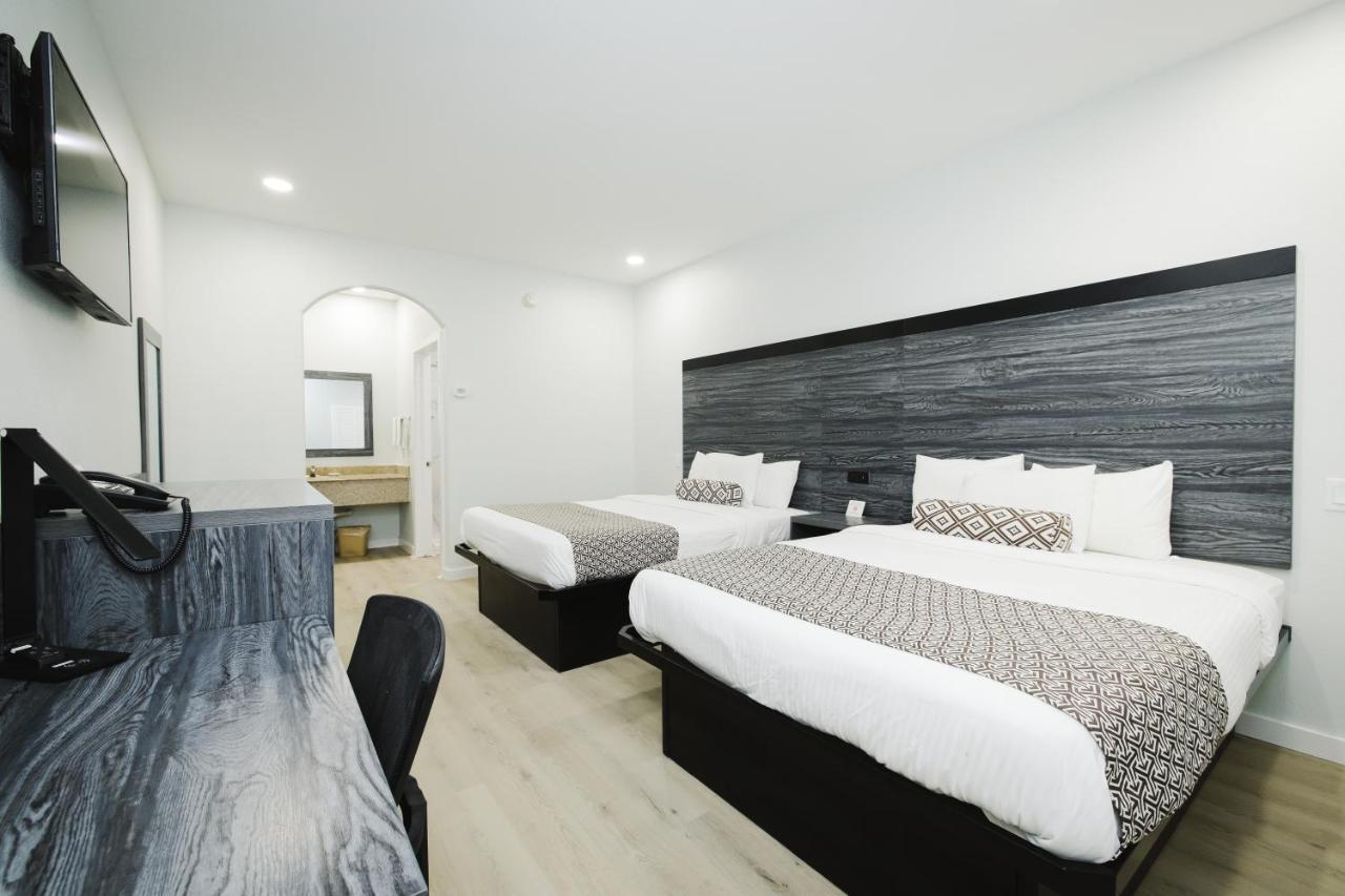 Sapphire Inn & Suites Deer Park Buitenkant foto