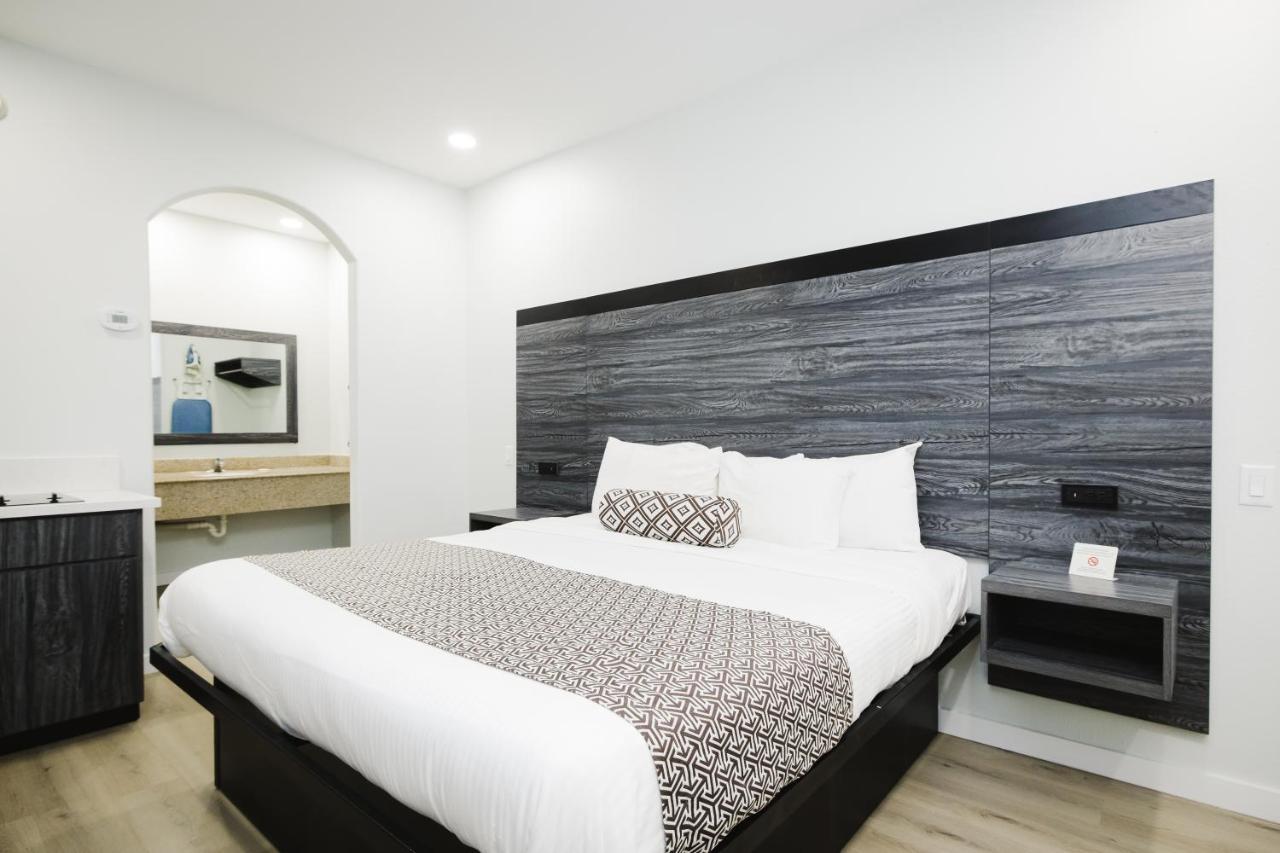 Sapphire Inn & Suites Deer Park Buitenkant foto