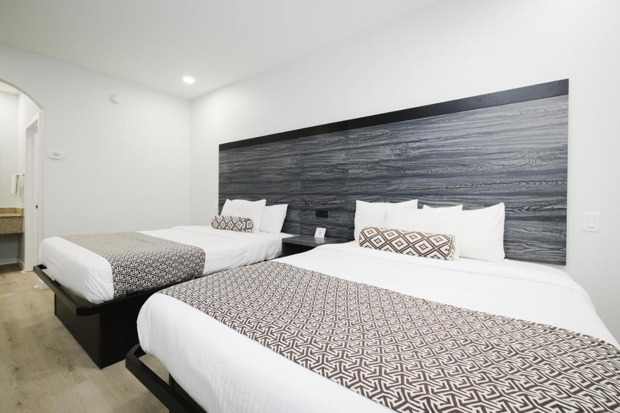 Sapphire Inn & Suites Deer Park Buitenkant foto