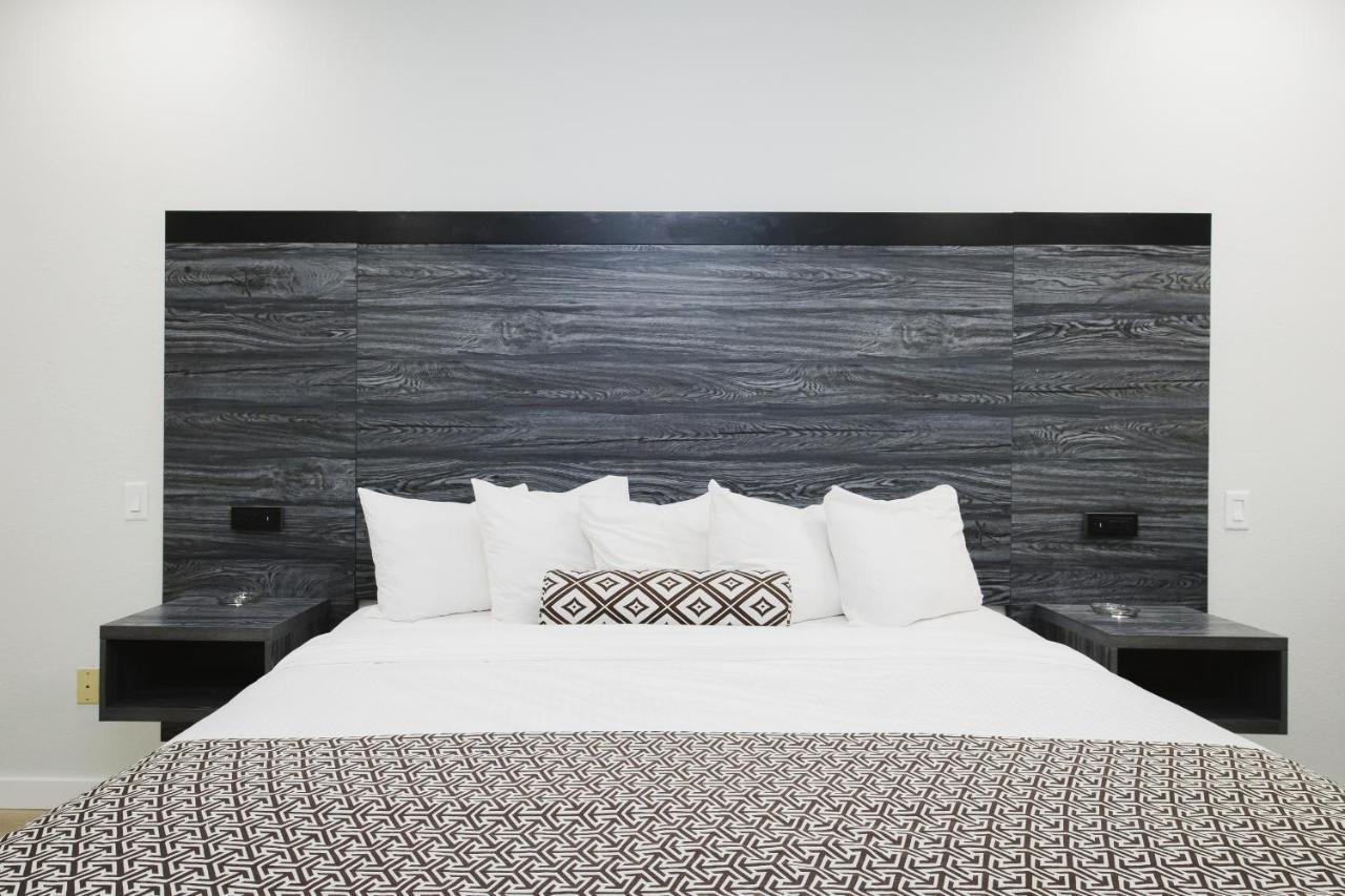 Sapphire Inn & Suites Deer Park Buitenkant foto