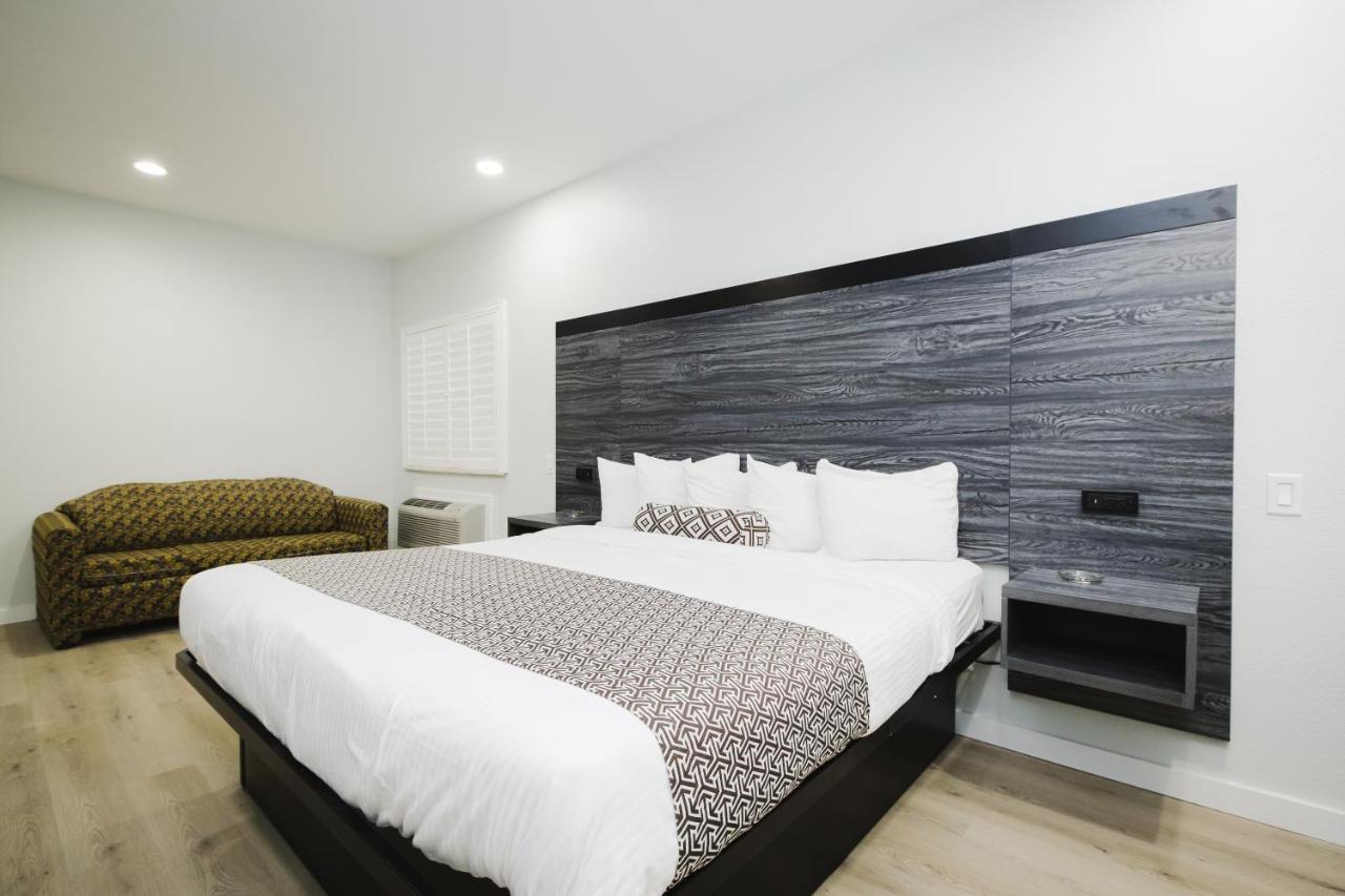 Sapphire Inn & Suites Deer Park Buitenkant foto