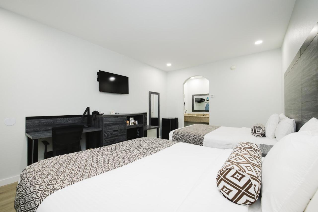 Sapphire Inn & Suites Deer Park Buitenkant foto