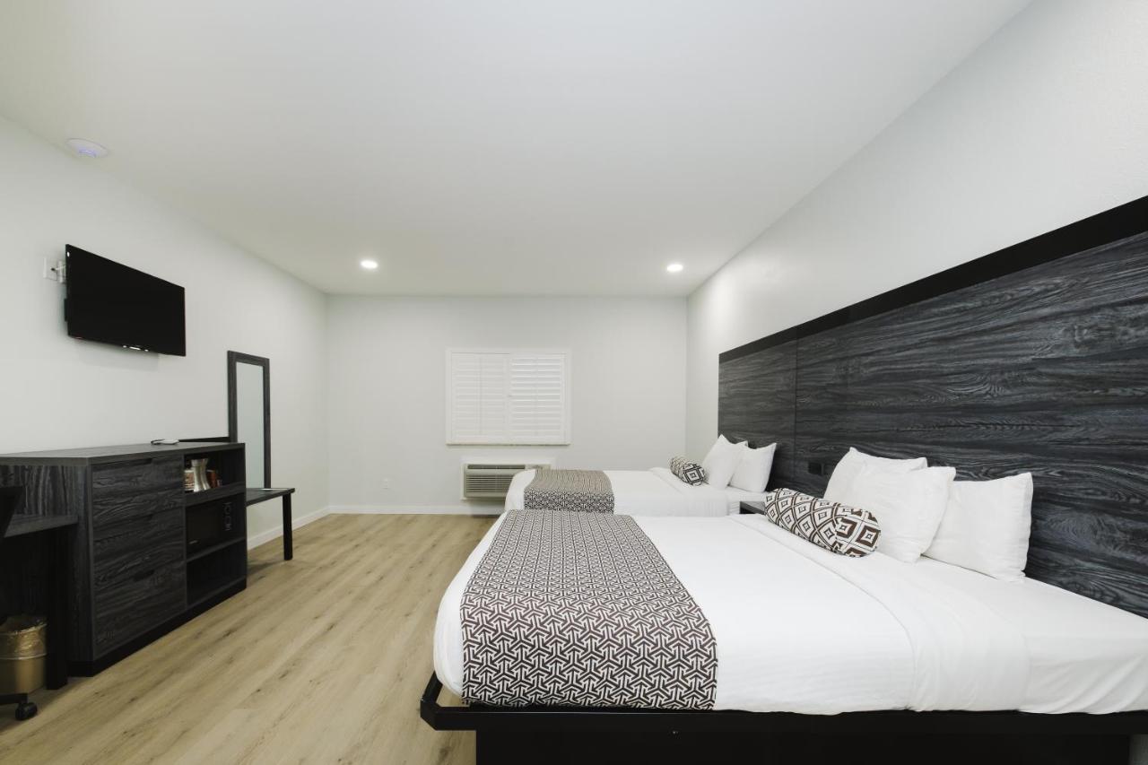 Sapphire Inn & Suites Deer Park Buitenkant foto