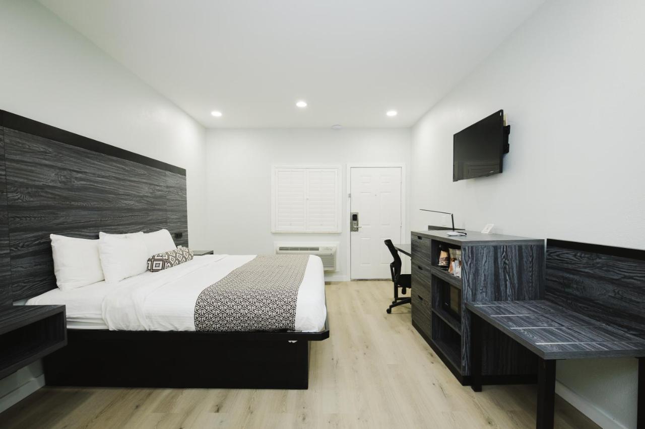 Sapphire Inn & Suites Deer Park Buitenkant foto