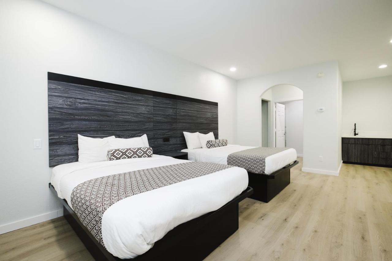 Sapphire Inn & Suites Deer Park Buitenkant foto