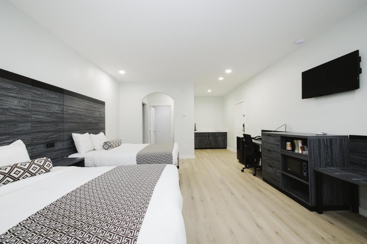 Sapphire Inn & Suites Deer Park Buitenkant foto