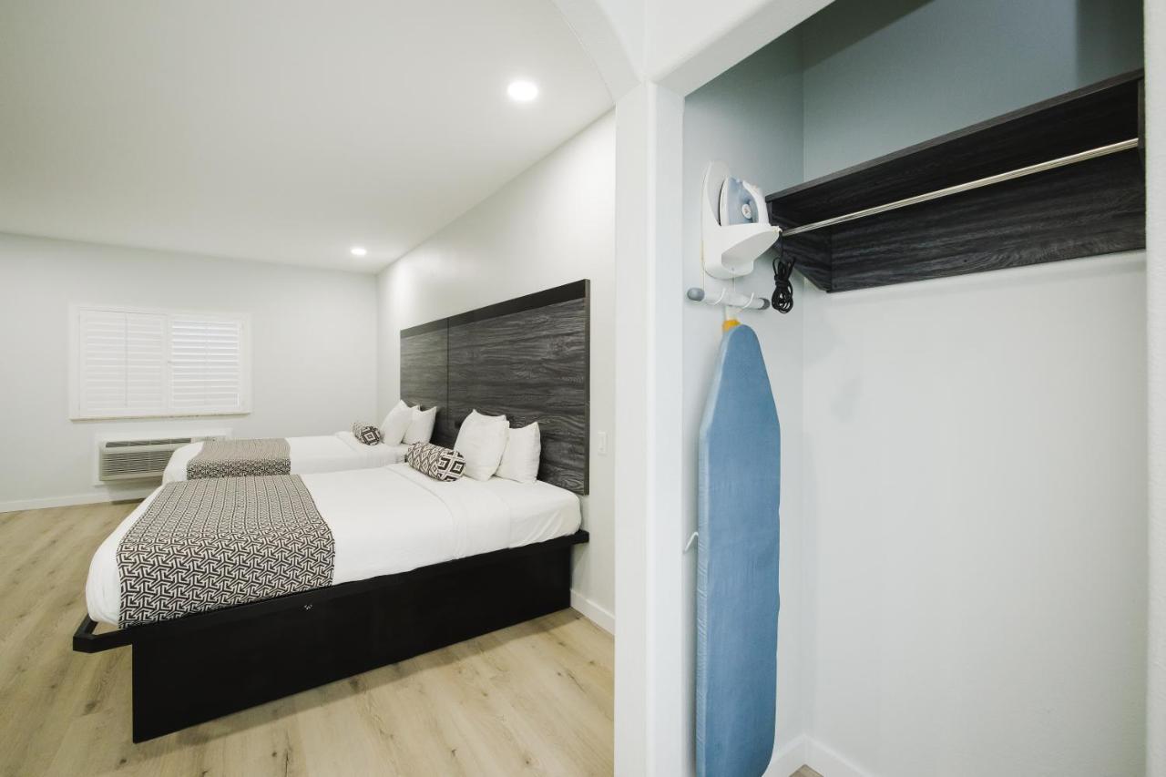 Sapphire Inn & Suites Deer Park Buitenkant foto