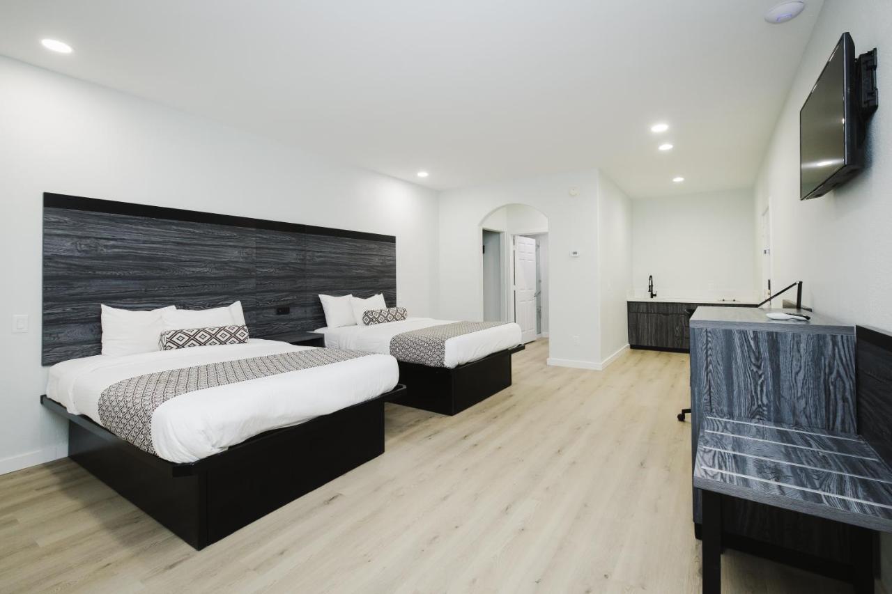 Sapphire Inn & Suites Deer Park Buitenkant foto