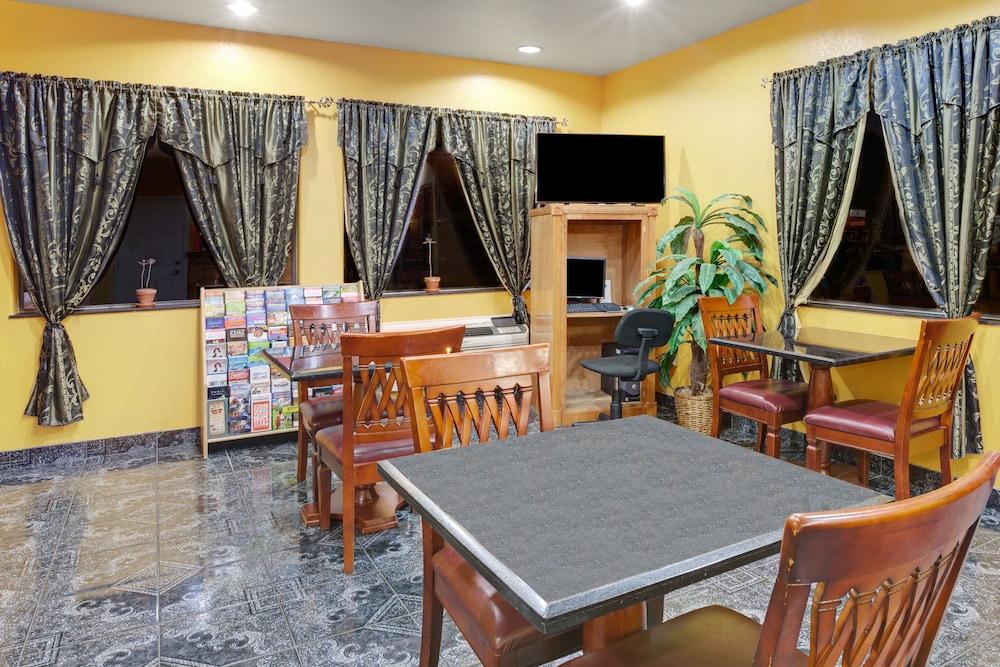 Sapphire Inn & Suites Deer Park Buitenkant foto